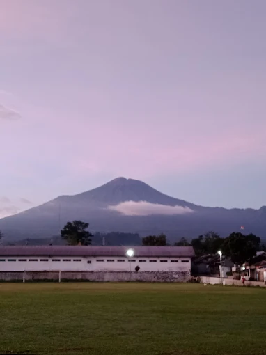 Aktivitas warga di Lapangan Desa Sima Moga